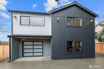 Erez Model with a huge yard, and 2 parking spaces! 1 covered, one off street