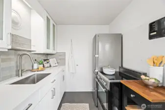 Kitchenfeatures a copper top breakfast bar and is is updated with new wood cabinets, quartz counter tops and stainless steel appliances and deep Stainless Steel sink.
