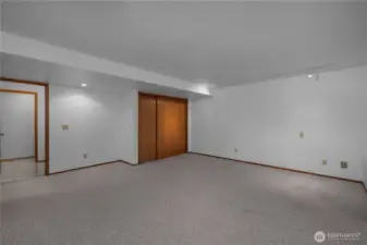 2nd primary bedroom w/ 3/4 bath on lower level