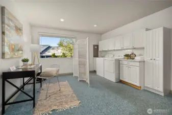 There are two areas where you can locate your washer and dryer....here and in the hall closet / pantry.