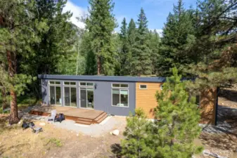 Modern prefab retreat tucked into the trees in Mazama Meadows, with access to trails and river. Licensed Nightly Rental
