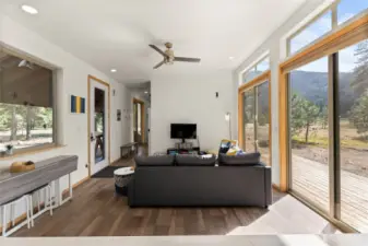 Cozy modern comfort — Open layout unites living, dining, and kitchen with a backdrop of the North Cascades. Cozy fire pit area for stargazing nights – Relax under Mazama’s dark skies after a day on the trails.