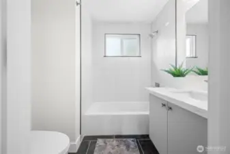 Upper hall full bath
