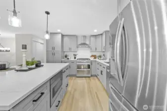 Double electric oven range with Gas cooking top.