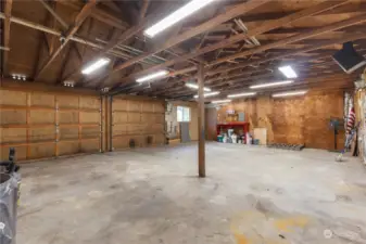 Huge garage/shop.