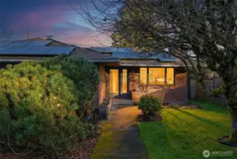 Classic mid-century modern steps from Lake Washington