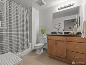 Large en suite full bath