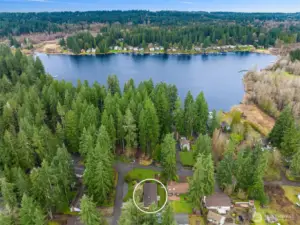 Easy stroll to the beautiful Cottage lake!