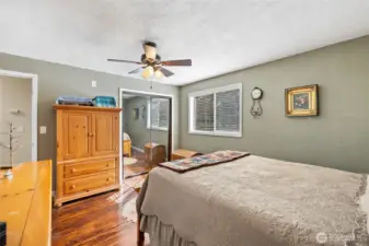 Primary Bedroom w/closet