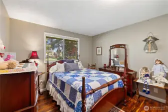 2nd bedroom w/closet