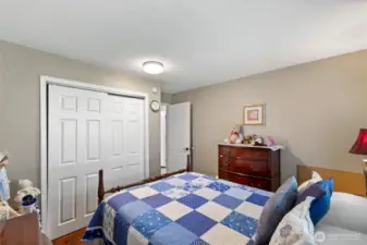 2nd bedroom w/closet