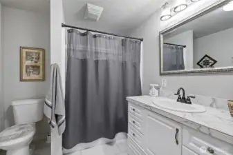 Full bath in the hallway.