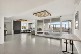 Nice community game room, with kitchen and direct access to the pool.