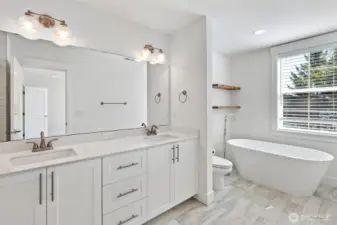 ...a gorgeous soaking tub!