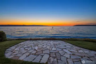 The ideal place for a firepit and lounge chairs. Set your table for al fresco's dinners. Launch your crab pots, kayaks, paddle boards from here... a blank canvas for your imagination.
