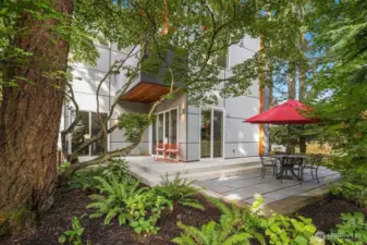 Outdoor eating and places to grill, gather and relax