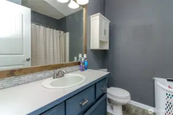 Full bath in hallway