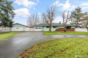 Welcome! Look at that huge driveway!