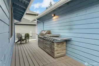 Before leaving, check this out! For the right price, this outdoor kitchen can stay!