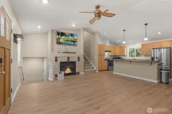 Large open floor main floor with vaulted ceilings