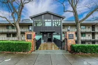 Front facade of 525 Broadway.