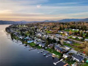 Waterfront neighborhood with docks and beautiful lakefront homes