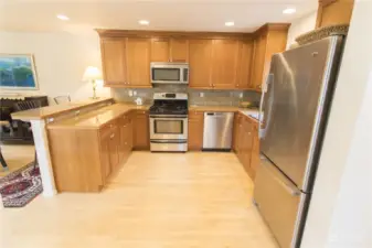Chef's Kitchen with breakfast bar, SS appliances & granite countertops