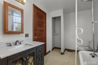 Full bathroom on main