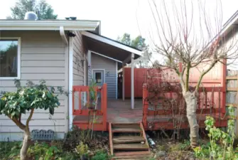 Side covered deck off the kitchen and dining area.