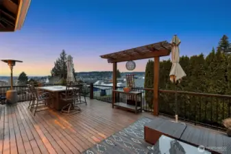 Oversized deck with fantastic lake views and plenty of room for entertaining!