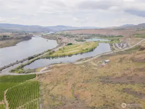 Columbia River, ponds, and golf course views.