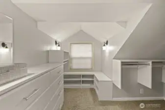 With room to spare, the walk-in closet gives you the space to stay organized—and maybe even add a few more shoes to the collection.