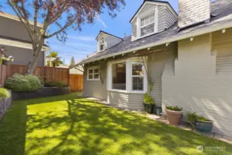 With a yard that’s tucked away for privacy and fully visible from the kitchen, you’ll always feel connected to the outdoors—even while making dinner.
