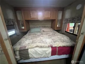 Spacious main bedroom