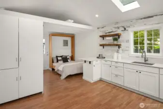 Guest Cottage w/ Murphy Bed, Kitchenette & 3/4 Bath