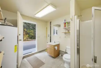 3/4 bath in pump house also include w/d hookups
