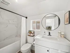 Full bath in primary bedroom