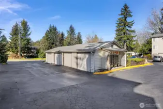 Oversized 1 car garage