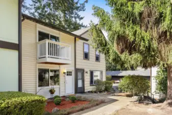 Very sweet townhome in a wonderful Bellevue complex