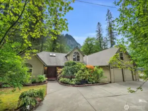 Welcome to a customer built Craftsmen home on the North Fork of the Snoqualmie River at the base of Mt. Si