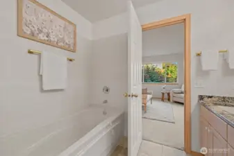 Primary en-suite bath