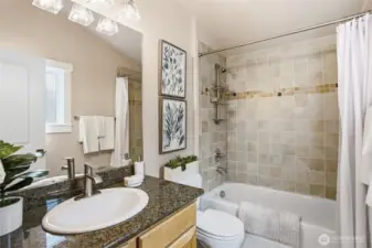 En-suite bath to 2nd upper bedroom.