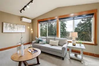 Spacious sitting room, office or quiet living area.