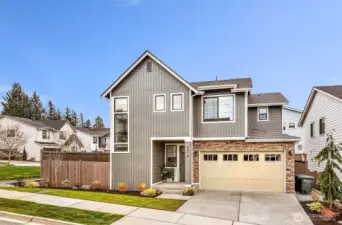 North Facing Corner Lot Home in Skyline Community Bothell