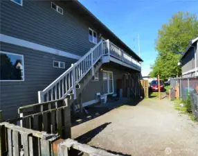 Back yard for lower unit