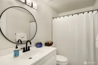 Upstairs hallway full bath.