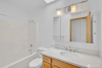 Full bathroom in the hallway