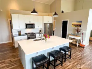 Large kitchen island ideal for baking & entertaining.