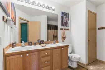 2nd Full bath Uppler level.