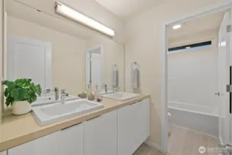 Upstairs Full Bathroom